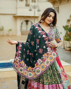 Ensemble de collection spéciale Navratri : Lehenga en coton mousseline imprimé numériquement et orné de broderies miroir, avec blouse et dupatta - Product Image 3
