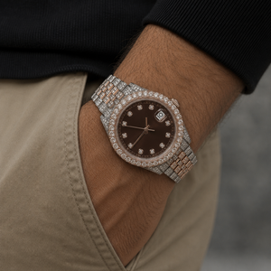 Reloj de pulsera de lujo con diamantes, elegante esfera marrón y brazalete brillante que muestra una artesanía atemporal y un estilo refinado. - Product Image 4