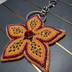 Llavero de cuentas de semillas hecho a mano con anillo metálico redondo, diseño bordado de frutas (plátano, sol, aceituna), colgante para bolso y accesorio decorativo - Product Image 4