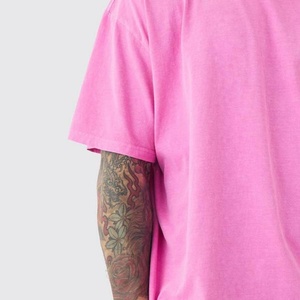 เสื้อยืดเจอร์ซีย์ผู้ชายทรงโอเวอร์ไซส์สีชมพูล้วน พิมพ์โลโก้ด้านหน้า ดีไซน์เรียบง่าย ผ้าฝ้าย 100% แห้งเร็ว ระบายอากาศได้ดี - Product Image 4
