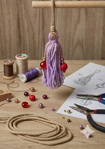Porte-clés artisanal avec franges en rayonne violette et perles rouges, porte-clés décoratif - Product Image 4