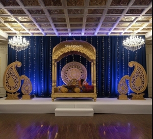 Panel de Fondo para Escenario de Boda Tradicional Tallado Real con Estructura de Cúpula Central y Paneles Laterales Dobles con Diseño Paisley, Fondo de Mandap de FRP - Product Image 1