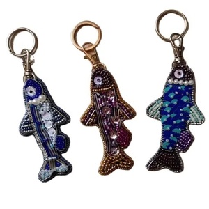 Llavero de tela de lujo con mariposa bordada y adornada con cuentas, dije para bolso con diseño de insecto, cristales y perlas, ajustable y multiusos - Product Image 5