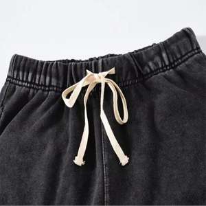 Pantalones Cortos de Felpa Francesa con Lavado Ácido Personalizado, Bordes Desgastados por el Sol y Diseño Encerado con Efecto Piedra para Hombre - Product Image 3