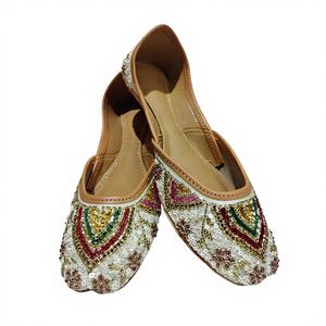 Chaussures de marche tendance pour filles, design traditionnel brodé, en cuir indien fait main, collection BS INTERNATIONAL, vente chaude - Product Image 5