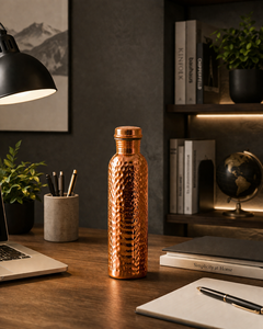 Botella de Cobre Martillado Auténtica de la India con Exterior Texturizado, Construcción Segura para Alimentos y Disponibilidad al por Mayor - Product Image 3