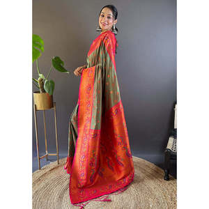 Sari indien et pakistanais en soie Paithani Yeola Meenakari originale de l' Maharashtra, tissé avec des fils Zari, vert Mehendi, de la collection Elite Weaves - Product Image 1