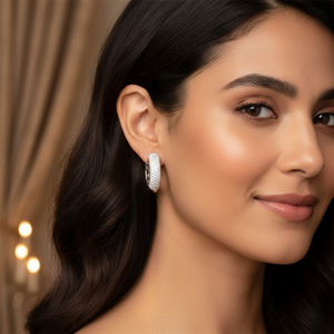 Boucles d'oreilles créoles en or blanc 10 carats avec diamants naturels ronds de 1,00 carat au total |   Créoles Huggie Pavées à Griffes, Bijoux Fins pour Femme, Cadeau de Luxe - Product Image 5