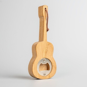 Abridor de botellas de madera con forma de guitarra, hecho de madera de nogal claro de primera calidad, con una práctica correa de cuero, ideal para regalos temáticos para músicos. - Product Image 1