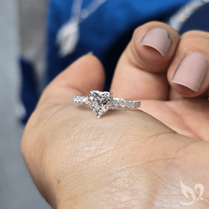 Anillo de Compromiso con Diamante Cultivado en Laboratorio de 2 Quilates con Corte Corazón y Halo Oculto, Certificado por IGI |   Anillo de Oro Sólido de 10k con Acentos Solitarios - Product Image 4