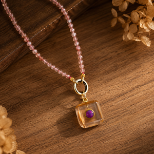 Collier artisanal rose à facettes pour femme avec pendentif carré en cristal et fermoir doré – Bijou classique pour soirée - Product Image 6