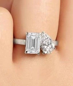 Bague de fiançailles de luxe en or blanc 14 carats avec deux diamants de laboratoire certifiés IGI, taille poire émeraude, clarté VVS1, couleur E - Product Image 5