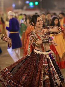 InCotton.M Lehenga Choli en Faux Georgette Brodé Rouge, Robe de Mariage Indienne Traditionnelle Longue, Coupe Classique pour Femme - Product Image 1