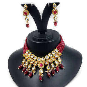 Ensemble de collier plaqué or avec pierres Kundan et perles pour occasions de mariage et bijoux raffinés - Product Image 1