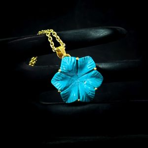 Pendentif Fleur Turquoise Bleue AAA Sculpté à la Main, Collier Fleur en Cristal pour Femme, Pendentif en Pierre Précieuse, Fabrication Artisanale de Bijoux - Product Image 2