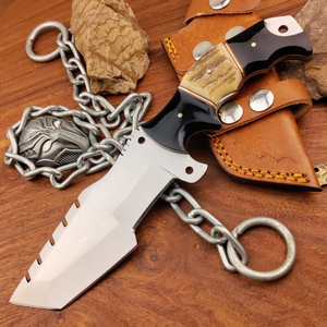 Cuchillo personalizado de acero de Damasco con hoja dentada de punta caída, cadena y mango con colgante para uso en exteriores - Product Image 1