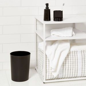 Set di Accessori da Bagno Neri Coordinati, Lavabili a Mano, in Plastica, con Cestino e Dispenser di Sapone - Product Image 2