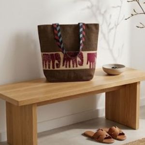 Sac fourre-tout en jute marron fait main Hathi Print avec fermeture ouverte et décoration brodée - Product Image 4