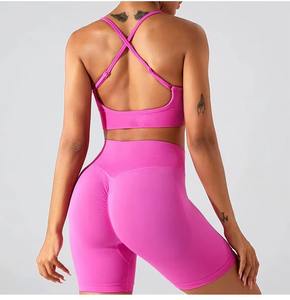 Ensemble de fitness uni pour femmes, vente en gros personnalisée, avec short cycliste à taille élastique et logo frontal et brassière de sport, vêtements de yoga et de sport de haute qualité - Product Image 4