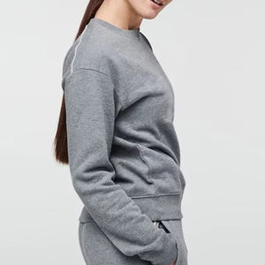 Sudadera de mujer suave y cálida de manga larga con ribete en contraste, cómoda y casual, con estampado frontal, con capucha, de forro polar Sherpa y cremallera de un cuarto. - Product Image 3