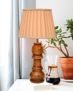Lampe de table en bois artisanale Bishop Chess avec abat-jour en lin à volants, lumière décorative unique pour chambre à coucher, salle de jeux, salon, vente en gros - Product Image 3