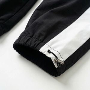 Elegante Chándal Urbano en Blanco y Negro |   Chaqueta y Pantalones Impermeables Ligeros |   Ropa Deportiva de Moda OEM Personalizada - Product Image 5