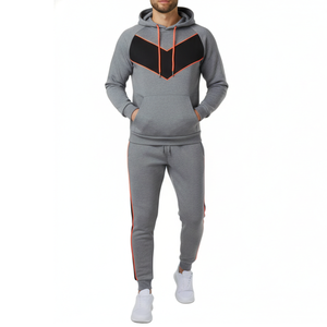 Conjunto Deportivo al por Mayor para Hombre, Color Gris, con Paneles Negros en Chevron y Ribete Naranja, Sudadera con Capucha y Pantalones, Dos Piezas, Logotipo Personalizado - Product Image 1