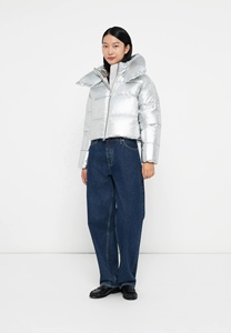 เสื้อพัฟเฟอร์กันน้ำกันลมแบบมีซิปเต็มตัว แต่งขอบยางยืดแบบกลับด้านได้ ปักลายแบบสั่งทำพิเศษ สีทองเมทัลลิกเงา แบบเย็บติดกัน - Product Image 2