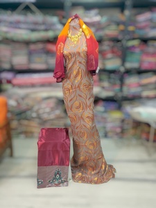 ผ้าชุดเซ็ตสีเบจลายฟรานซาวี ดีแรค พร้อมลายดอกไม้หลากสีแบบแจ็คการ์ด และผ้าคลุมไหล่ลายหรูหราสีม่วง - Product Image 4