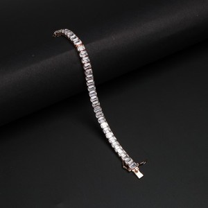 Pulsera de Moissanita con Corte Esmeralda, Chapada en Oro Rosa, Joyería de Eslabones de Cadena Mansi Gold, Grabado Personalizado Disponible para Regalo o Fiesta - Product Image 3