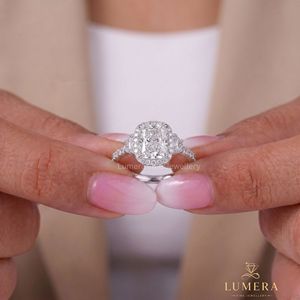 Bague de fiançailles de luxe en or blanc avec moissanite taille coussin, bande pavée de diamants et halo caché, bijoux de mariée pour femme - Product Image 1