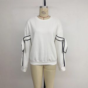 เสื้อสเวตเชิ้ตคอกลมสีขาวสำหรับผู้หญิง แขนเสื้อลายทางสีดำ ประดับโบว์ ตกแต่งแบบลำลอง เสื้อถักสำหรับฤดูใบไม้ร่วง - Product Image 2