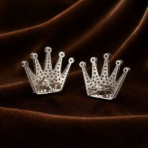 Boucles d'oreilles couronne serties de diamants ronds, entièrement pavées de moissanite, design « Ice Out », idéales pour les fêtes et les cadeaux - Product Image 5