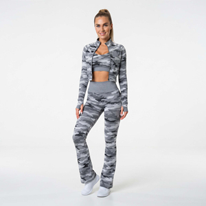 OEM/ODM Ensemble de sport imprimé 3 pièces pour femme : Leggings évasés, Brassière de sport et Veste courte ; Ensemble de yoga imprimé camouflage avec legging évasé et haut court pour femme - Product Image 3