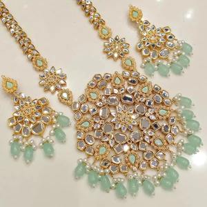 Collar choker chapado en oro con diseño clásico de pavo real afgano, con piedras de rubí rosa, detalles de esmeralda y múltiples detalles. - Product Image 2