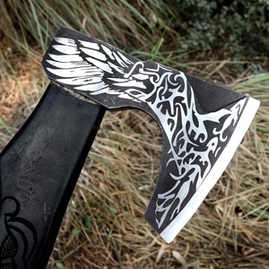 Hacha Vikinga Negra Hecha a Mano con Hoja de Acero al Carbono Grabada y Mango con Intrincados Nudos Nórdicos, Decorativa y Personalizada para Bushcraft, THEWIZ CRAFTS - Product Image 2