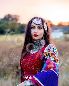 Ensemble de robe en coton rouge brodée avec manches longues et motifs colorés pour femmes, style indien, à porter toute l'année - Product Image 2