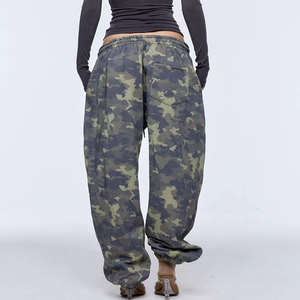 ชุดวอร์มแบบครอปพิมพ์ลายพรางสำหรับผู้หญิงแบบ OEM พร้อมฮู้ดขนสุนัขจิ้งจอกและกางเกงขายาว - Product Image 4