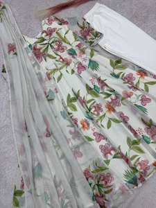 Robe élégante en faux georgette à motifs floraux avec travail de miroirs et pierres et dupatta en organza - Product Image 5