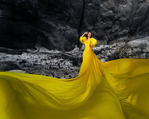 Robe longue fluide jaune vif pour femme, idéale pour séance photo, avec traîne, en satin de soie, tenue de soirée haute couture de créateur - Product Image 1