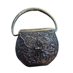 Sac à main de soirée God Grace Craft en métal gaufré vintage, motif floral gravé, style antique, fait main - Product Image 1