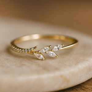 Bague en or massif 14 carats pour femme, avec diamant de laboratoire taille marquise et motif feuille délicat, bijou raffiné, cadeau idéal pour un anniversaire - Product Image 2