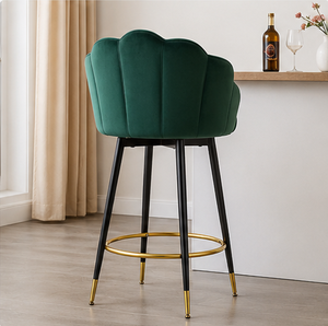 Chaise de bar moderne en velours vert avec structure en métal doré et dossier en forme de coquille pour bar à domicile ou usage commercial - Product Image 4