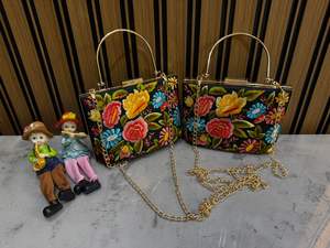 Pochette de soirée brodée florale avec chaîne dorée, sac à main noir pour mariage et occasions festives - Product Image 3