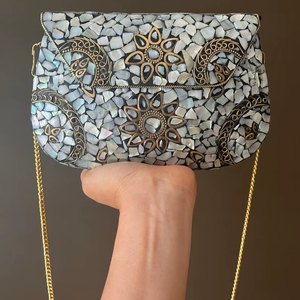 Bolso de Mano Moderno con Mosaico de Madreperla Natural, Ecológico, con Correa Metálica, Hecho a Mano en India - Product Image 1