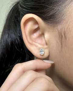 ต่างหูเพชรทรงรีแบบโซลิแทร์ทรงรี ดีไซน์คลาสสิค ประดับเพชรแล็บโกรว์ รับรองโดย IGI ระยิบระยับ ใสสะอาด เหมาะสำหรับงานแต่งงานและสวมใส่ทุกวัน ทำจากเงินแท้ 925 - Product Image 6