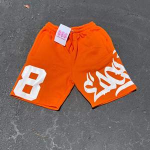 Ensemble T-shirt blanc à col rond Five B avec imprimé dessin animé orange et short orange, style streetwear pour homme, tenue d'été - Product Image 3