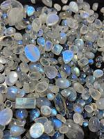 Pierres de lune bleues naturelles chatoyantes avec jeu de couleurs, coupes poire et ovales, polies pour la fabrication de bijoux
