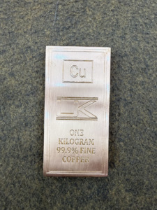 Barre de cuivre pur 1 kg .999, lingot métallique, design élémentaire, marquage UK, forme carrée, qualité investissement - Product Image 5
