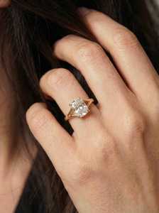 แหวนทองคำขาว 14K พรีเมียม งานหล่อแบบเจน สำหรับผู้หญิง สไตล์วินเทจ สำหรับงานแต่งงานหรือหมั้น ประดับเพชรแล็บทรงเรเดียนท์คัท น้ำหนัก 1.50 กะรัต คุณภาพ VVS ระดับบริลเลียนท์ - Product Image 2